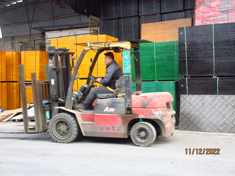 **發(fā)30車建筑模板，怪獸木業(yè)勁爆的**